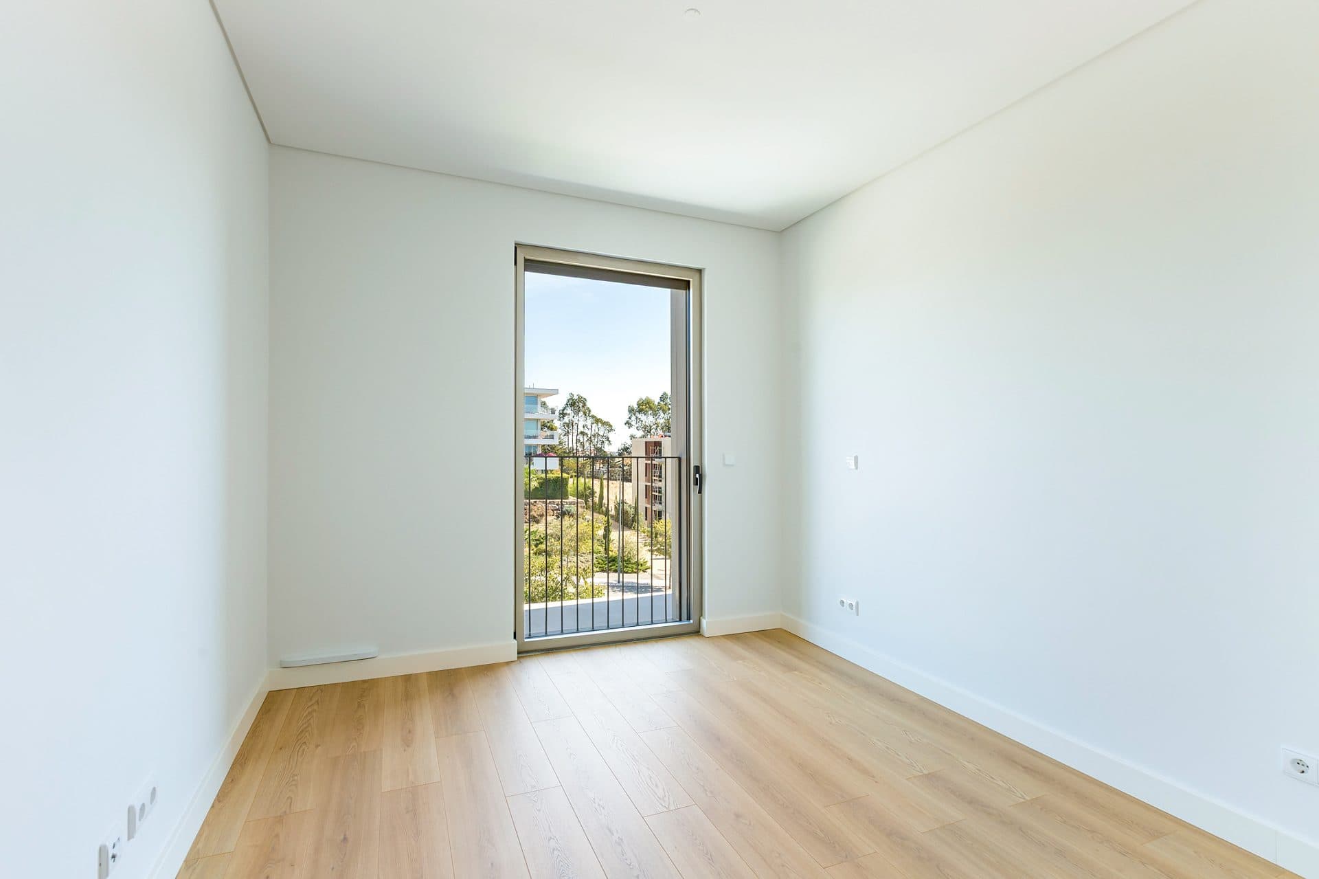 Quarto vazio com porta para a varanda